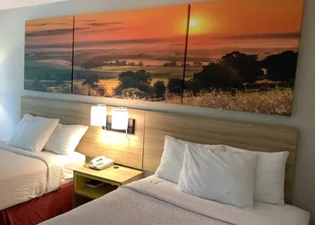 Days Inn by Wyndham Kingdom City hotel thumbnail 5