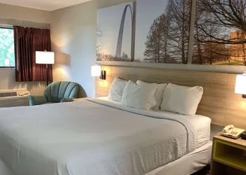 Days Inn by Wyndham Kingdom City hotel thumbnail 8