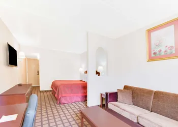 Days Inn & Suites by Wyndham Laredo hotel thumbnail 7