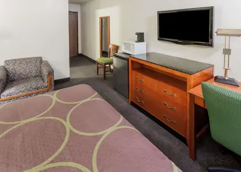 Super 8 by Wyndham Merrillville hotel thumbnail 4