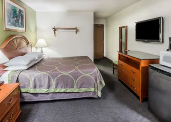 Super 8 by Wyndham Merrillville hotel thumbnail 7