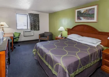Super 8 by Wyndham Merrillville hotel thumbnail 8