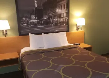 Super 8 by Wyndham Redmond hotel thumbnail 6