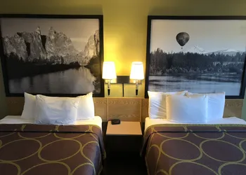 Super 8 by Wyndham Redmond hotel thumbnail 8