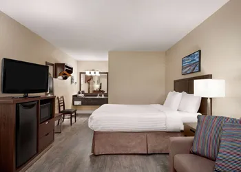 Travelodge by Wyndham Salmon Arm hotel thumbnail 4