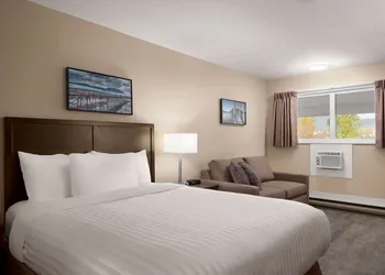 Travelodge by Wyndham Salmon Arm hotel thumbnail 5