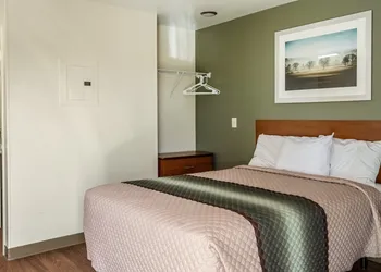 HomeTowne Studios By Red Roof Eugene - Springfield hotel thumbnail 4