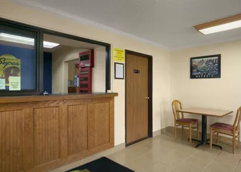 Super 8 by Wyndham Saginaw hotel thumbnail 2