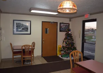 Super 8 by Wyndham Saginaw hotel thumbnail 4