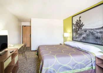 Super 8 by Wyndham Kingman hotel thumbnail 3