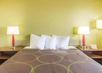 Super 8 by Wyndham Kingman hotel thumbnail 5