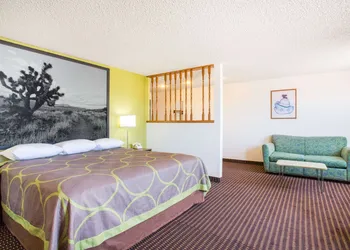 Super 8 by Wyndham Kingman hotel thumbnail 7