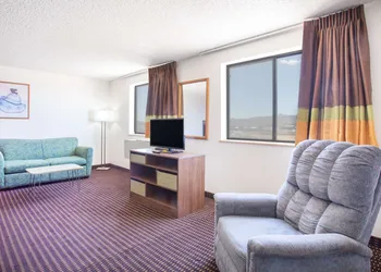 Super 8 by Wyndham Kingman hotel thumbnail 8