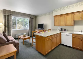 Ramada by Wyndham Olympia hotel thumbnail 8
