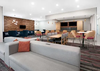 La Quinta Inn & Suites by Wyndham Lewisville hotel thumbnail 4