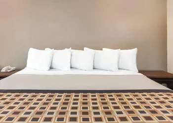 Deluxe Inn Denton hotel thumbnail 3