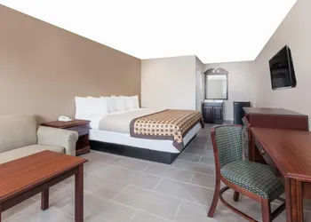Deluxe Inn Denton hotel thumbnail 4