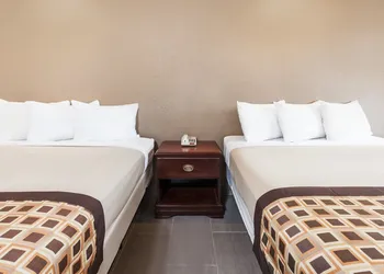Deluxe Inn Denton hotel thumbnail 8