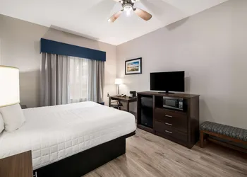 Best Western Plus Lake Dallas Inn & Suites hotel thumbnail 4