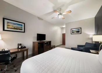 Best Western Plus Lake Dallas Inn & Suites hotel thumbnail 5