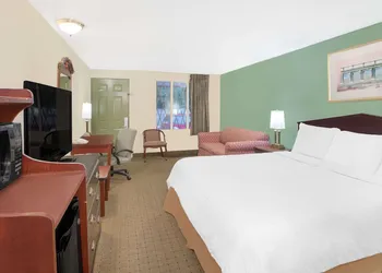 Knights Inn Battle Creek hotel thumbnail 8