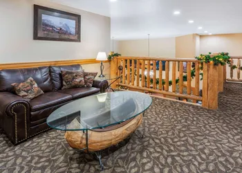 La Quinta Inn & Suites by Wyndham Belgrade - Bozeman Airport hotel thumbnail 3
