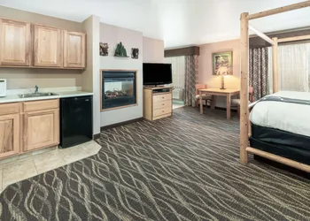 La Quinta Inn & Suites by Wyndham Belgrade - Bozeman Airport hotel thumbnail 4