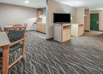 La Quinta Inn & Suites by Wyndham Belgrade - Bozeman Airport hotel thumbnail 5