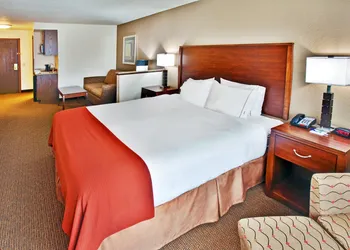 Holiday Inn Express Hotel & Suites Dubuque by IHG hotel thumbnail 7