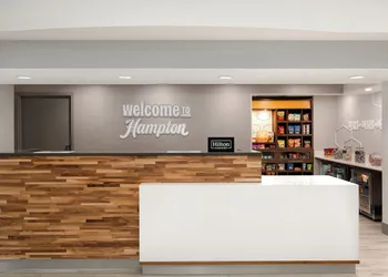 Hampton Inn Dubuque hotel thumbnail 2