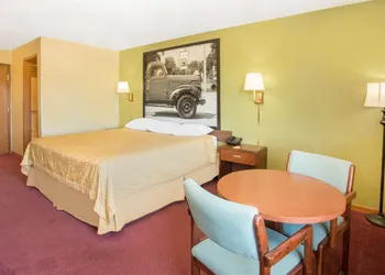 Super 8 by Wyndham Normal Bloomington hotel thumbnail 4