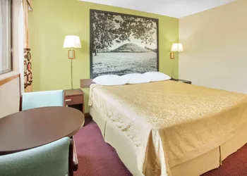 Super 8 by Wyndham Normal Bloomington hotel thumbnail 5