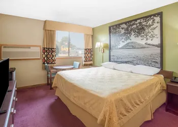 Super 8 by Wyndham Normal Bloomington hotel thumbnail 7