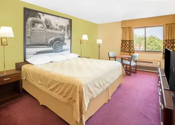 Super 8 by Wyndham Normal Bloomington hotel thumbnail 8