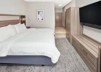 Holiday Inn Express & Suites Bloomington - Normal by IHG hotel thumbnail 8