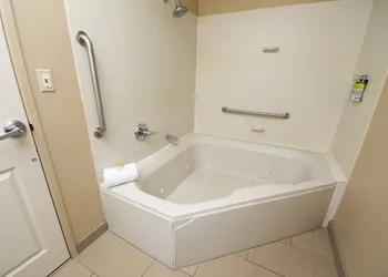 Holiday Inn Express Bloomington West by IHG hotel thumbnail 8