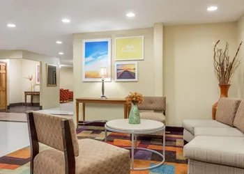 Days Inn & Suites by Wyndham Bloomington/Normal IL hotel thumbnail 2