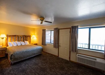 Super 8 by Wyndham Bridgeview of Mackinaw City hotel thumbnail 5