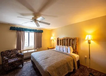 Super 8 by Wyndham Bridgeview of Mackinaw City hotel thumbnail 6