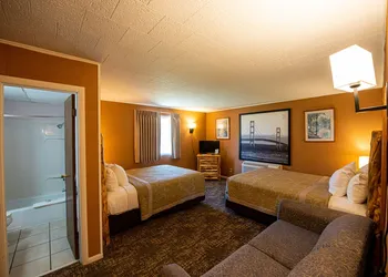 Super 8 by Wyndham Bridgeview of Mackinaw City hotel thumbnail 7