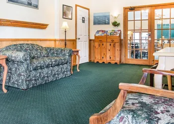Quality Inn & Suites Mackinaw City Beachfront hotel thumbnail 3