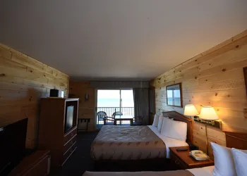 Quality Inn & Suites Mackinaw City Beachfront hotel thumbnail 8