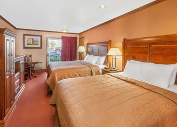 Ramada by Wyndham Mackinaw City Waterfront hotel thumbnail 3