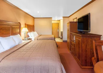 Ramada by Wyndham Mackinaw City Waterfront hotel thumbnail 4