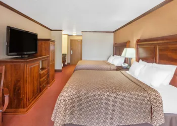 Ramada by Wyndham Mackinaw City Waterfront hotel thumbnail 6