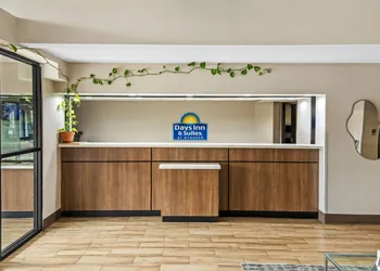 Days Inn & Suites by Wyndham DeSoto hotel thumbnail 2