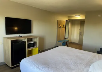 Days Inn & Suites by Wyndham DeSoto hotel thumbnail 7