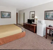 Super 8 by Wyndham Crystal Lake hotel detail image 3