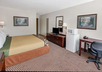 Super 8 by Wyndham Crystal Lake hotel thumbnail 3