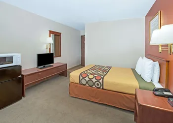 Super 8 by Wyndham Crystal Lake hotel thumbnail 4